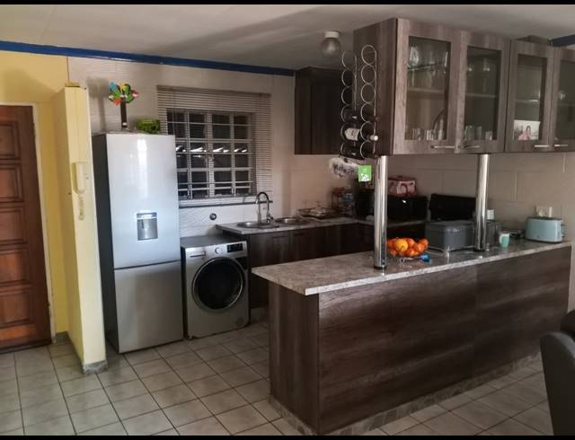 3 BEDROOM TOWNHOUSE FOR SALE IN BIRCH ACRES